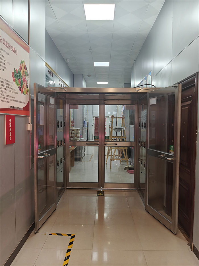 江蘇合萬(wàn)瑞環(huán)?？萍加邢薰撅L(fēng)淋室安裝